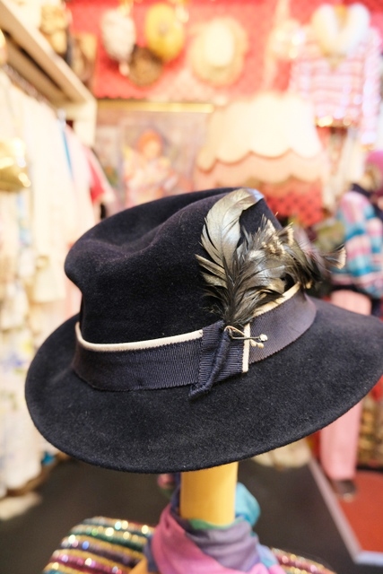 ヨーロッパ古着スイス製フェザー付レトロモダン帽子 | 大阪・阿部野の